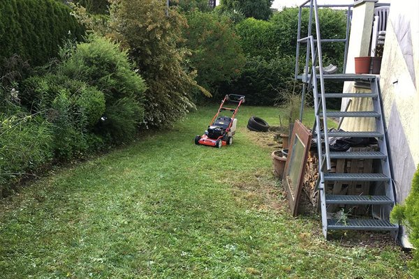 Mäharbeiten auf einer größeren Grünfläche durch Watan Gartenservice bei Höpfingen