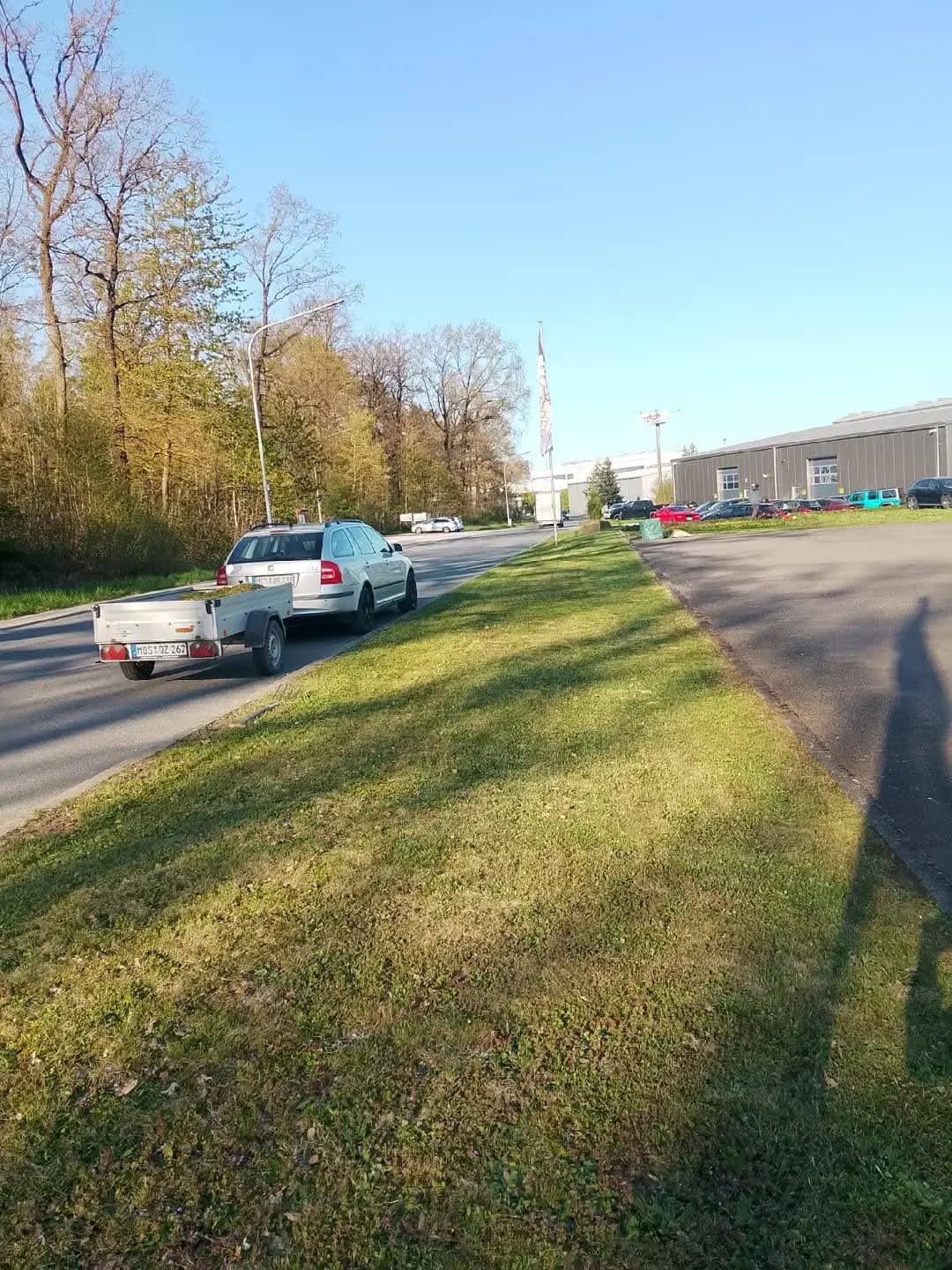Sauber gemähter Grünstreifen auf einer Gewerbefläche in Walldürn