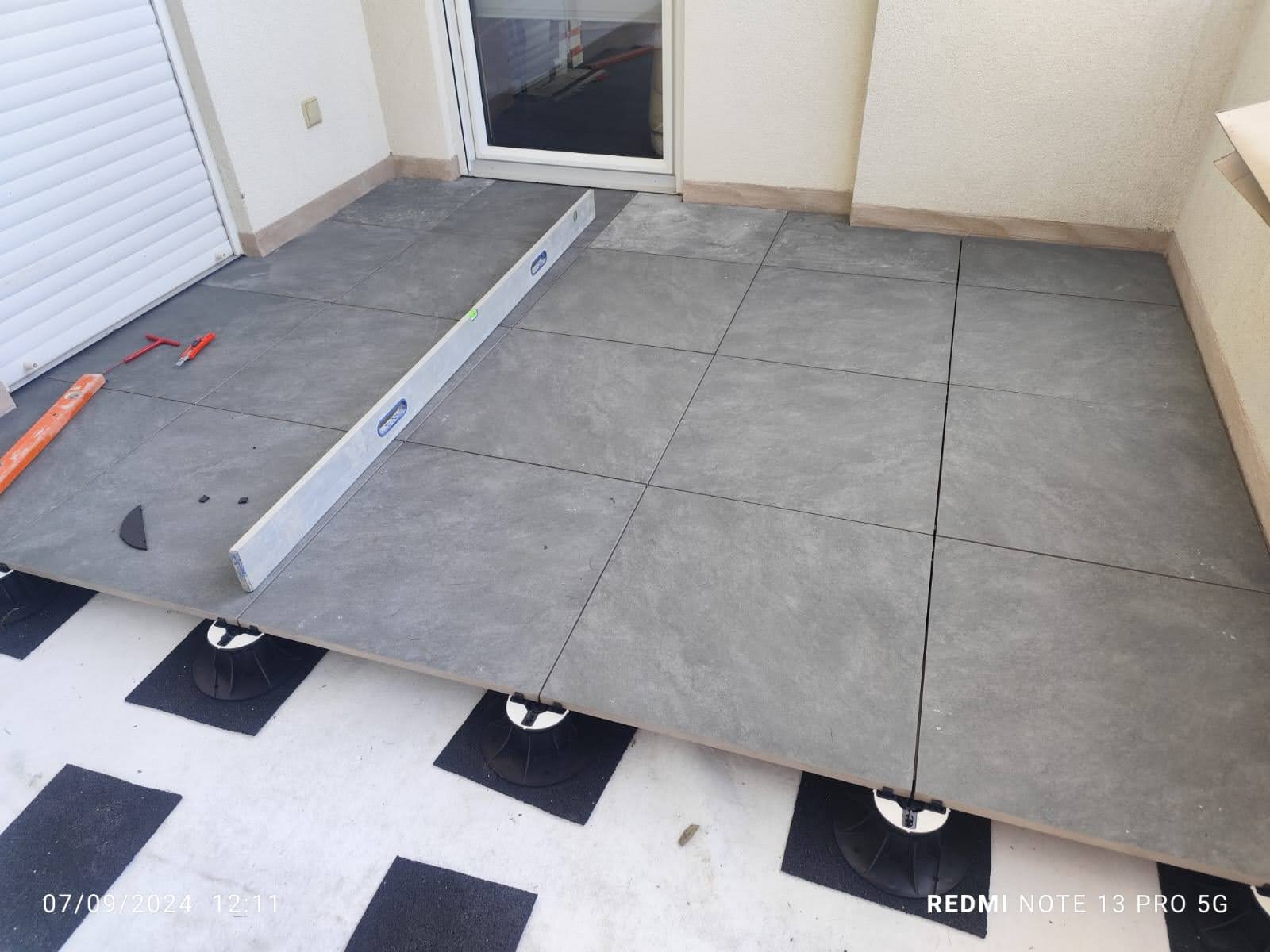 Verlegung grauer Terrassenplatten durch Watan Gartenservice in Tauberbischofsheim
